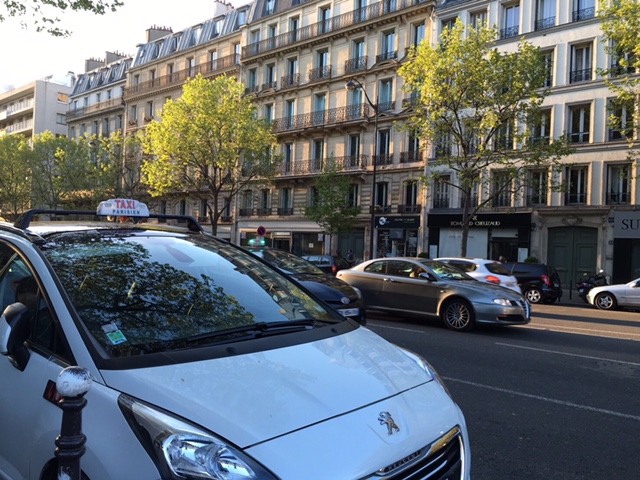 パリは全力でプジョー