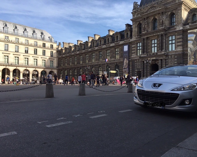 パリは全力でプジョー