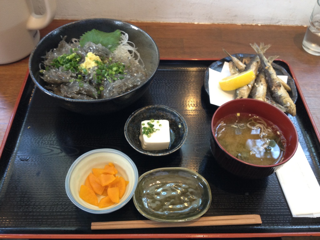 生シラス丼食す。