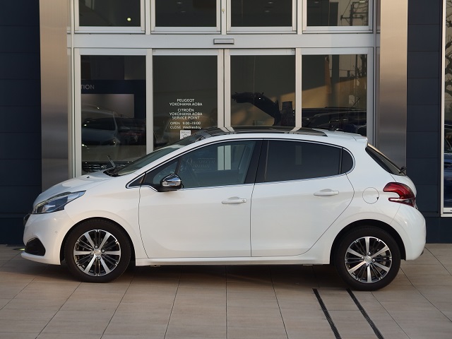 " Peugeot 208 Allure Cielo P. 1.2L 6AT RHD "