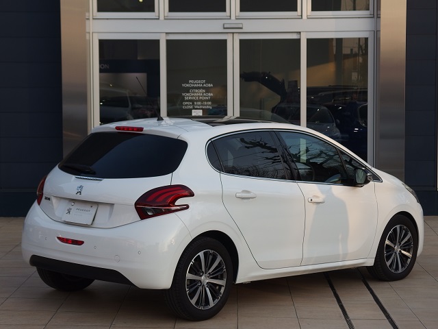 " Peugeot 208 Allure Cielo P. 1.2L 6AT RHD "