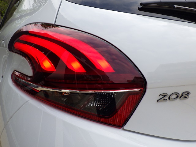 " Peugeot 208 Allure FUN ED.6AT "