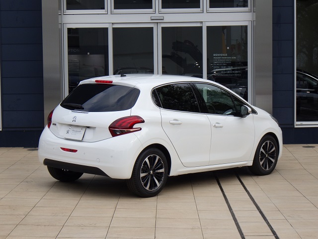 " Peugeot 208 Allure FUN ED.6AT "