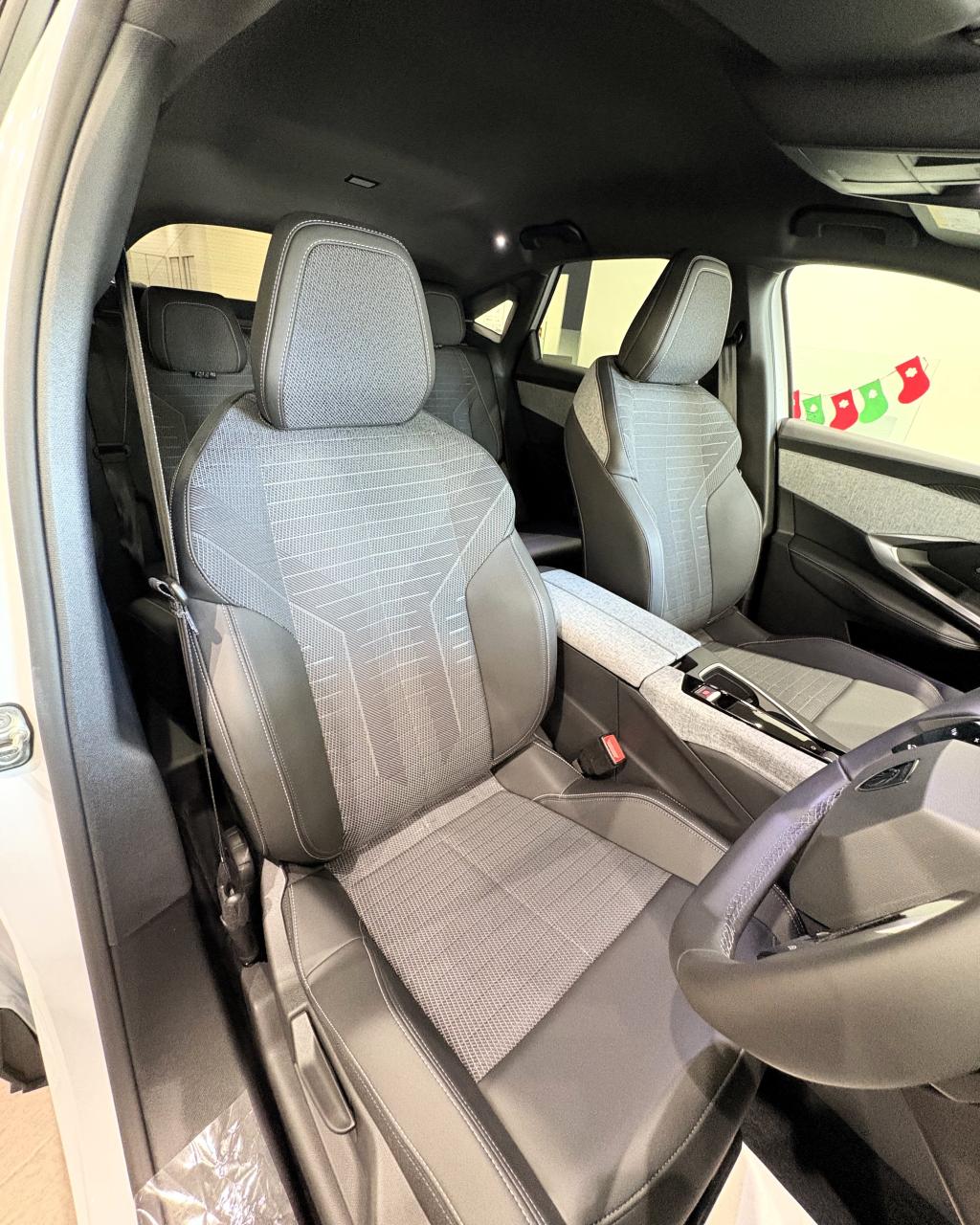 ✨プジョーNEW 3008 ALLURE HYBRID✨展示してます(^^)/