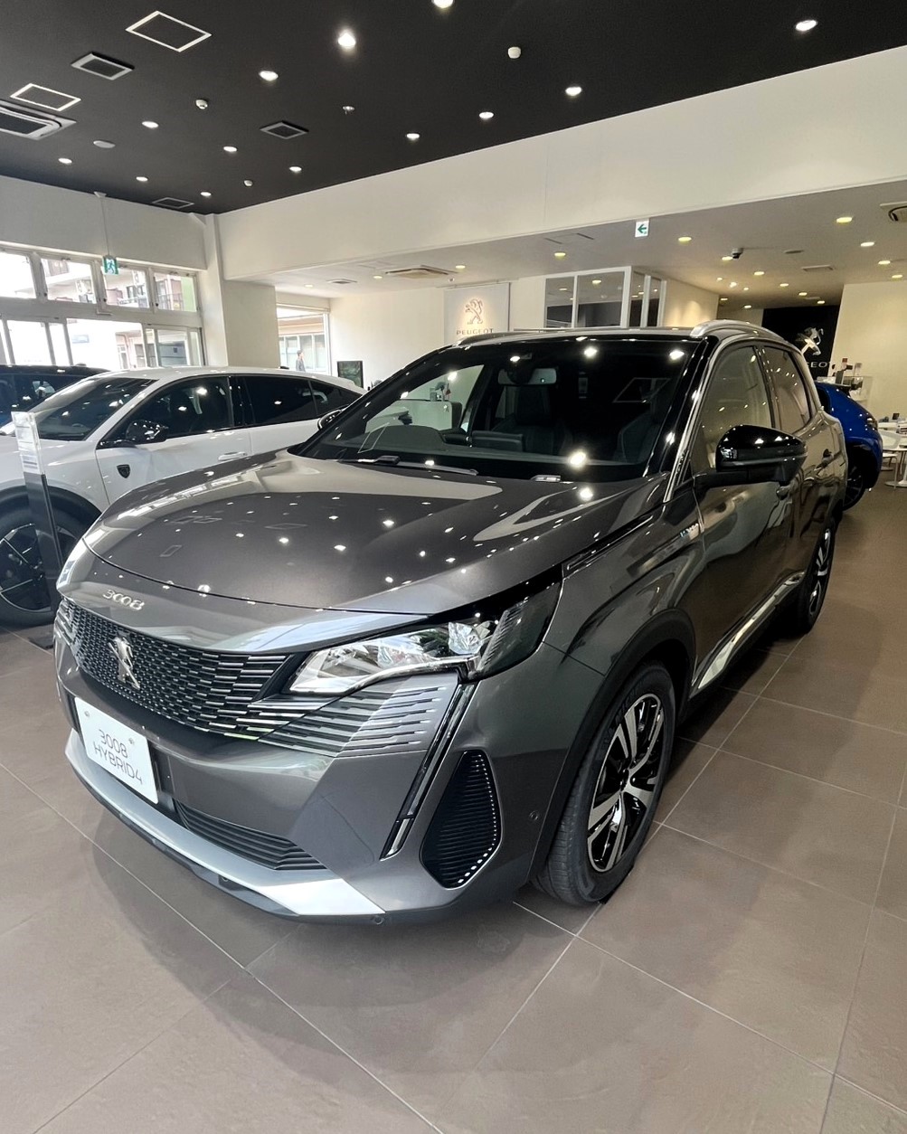【プジョー3008GT HYBRID4 “プラチナ・グレー”のご紹介です】