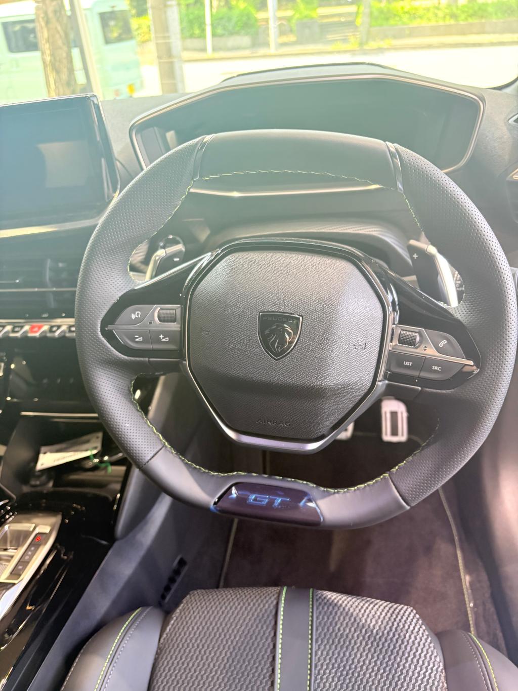 『WHY? PEUGEOT』:03「なぜ、ステアリングが小さいのか」